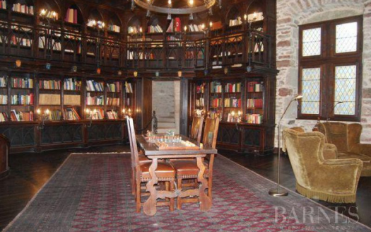 12th century medieval castle, completly restored, in the Périgord – France €21m