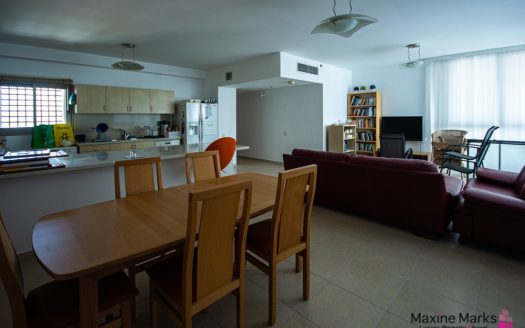 Spacious 4 roomed apartment for sale on Nitza Boulevard, Netanya