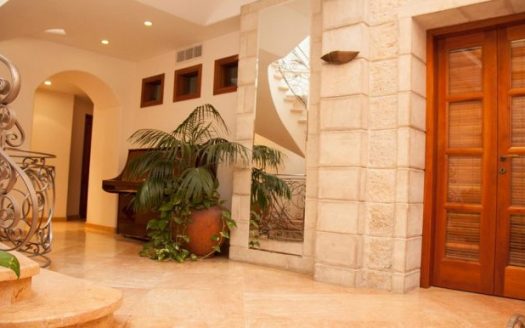 Oustanding three-story home in Jewish Quarter – Old City – Jerusalem