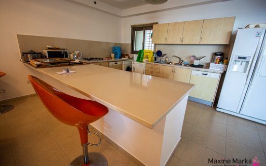 Spacious 4 roomed apartment for sale on Nitza Boulevard, Netanya